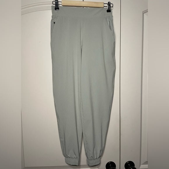 Athleta Brooklyn Textured Joggers Gray Striped Stretch Pockets Size 2P - Picture 5 of 15